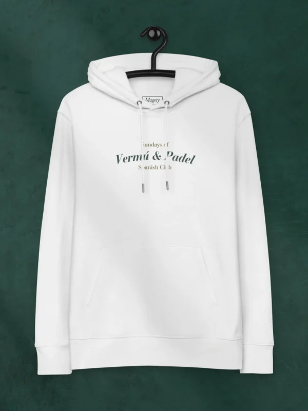 sudadera-vermu-&-padel-colgada-en-pared-verde