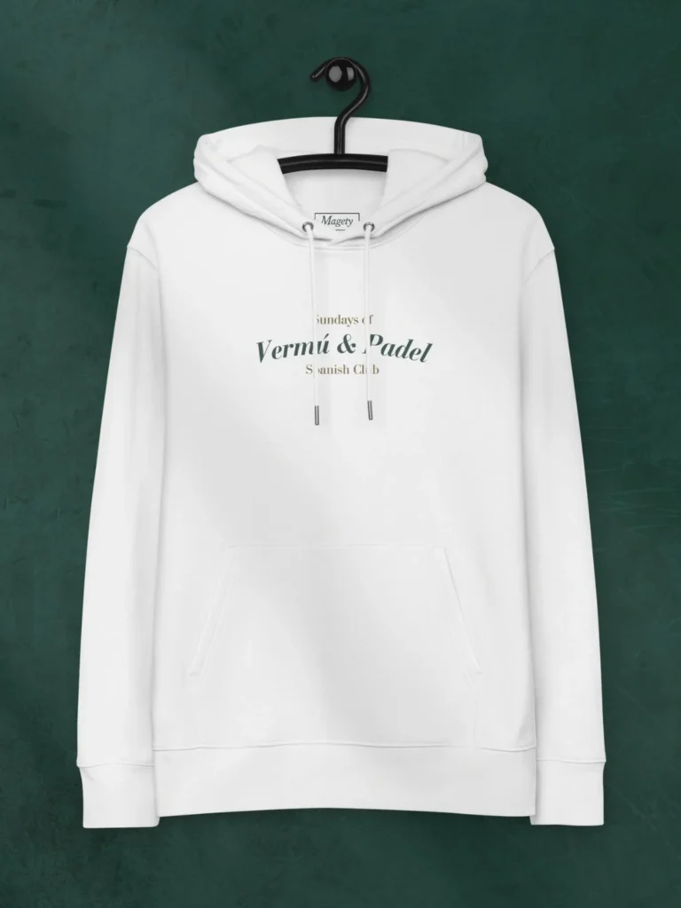 sudadera-vermu-&-padel-colgada-en-pared-verde